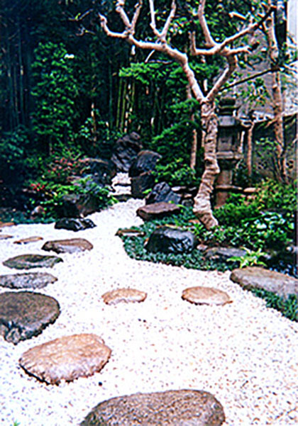▲河(奥手)から海(手前)へと水が注ぎ込むイメージで設計。